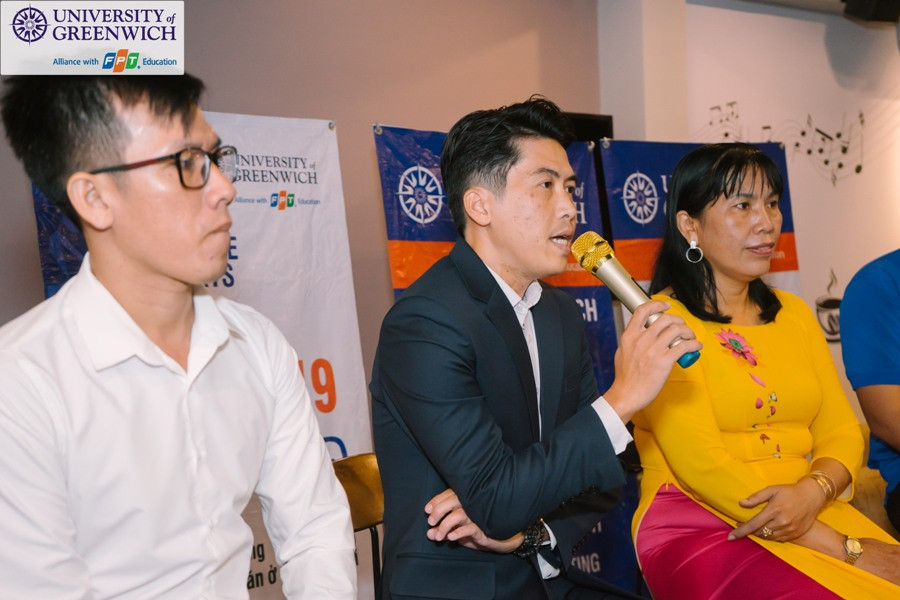 Ông Nguyễn Thành Luân - Trưởng Ban Tuyển sinh Trường ĐH Greenwich (Việt Nam) - cơ sở tại Cần Thơ chia sẻ với các em HS và SV