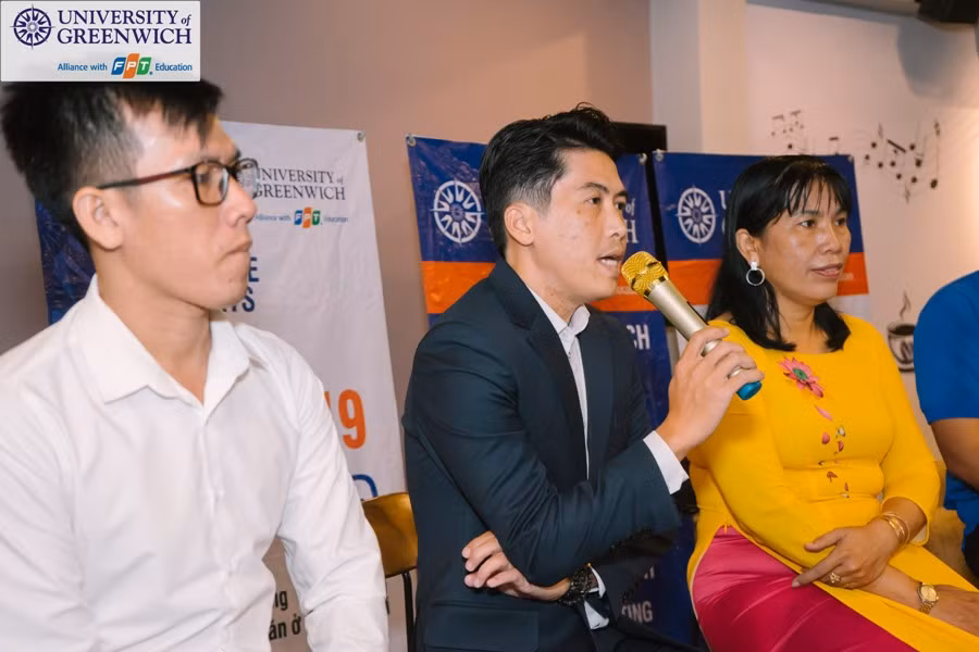 Ông Nguyễn Thành Luân - Trưởng Ban Tuyển sinh Trường ĐH Greenwich (Việt Nam) - cơ sở tại Cần Thơ chia sẻ với các em HS và SV