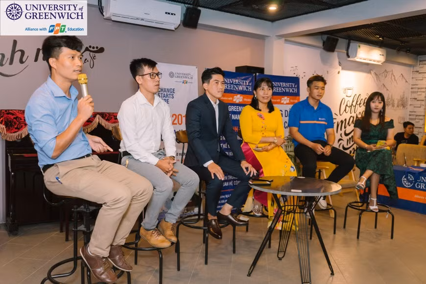 Các khách mời chia sẻ tại buổi Coffee Talk