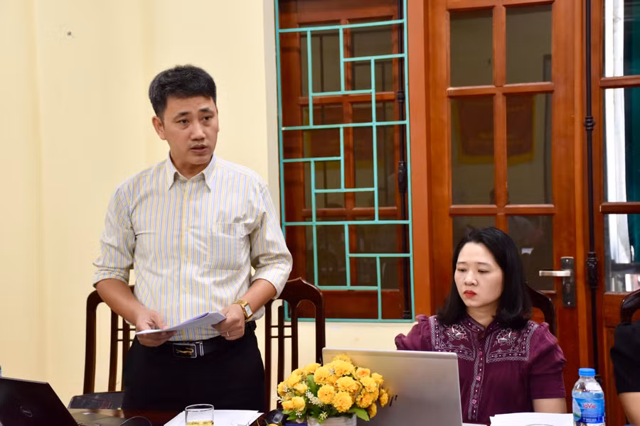 Thành viên đoàn kiểm tra của Bộ GD&amp;ĐT trao đổi tại buổi làm việc.