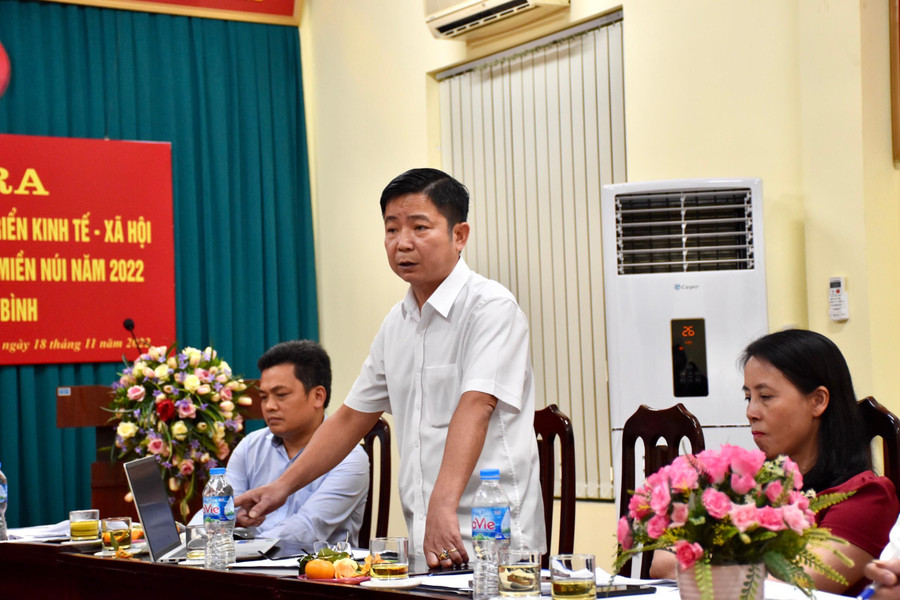 Ông Nguyễn Minh Tiến, Phó Trưởng phòng Chính sách dân tộc (Ban Dân tộc tỉnh Hoà Bình), Phó Chánh Văn phòng điều phối Chương trình mục tiêu quốc gia chia sẻ tại buổi làm việc. Ông Nguyễn Minh Tiến, Phó Trưởng phòng Chính sách dân tộc (Ban Dân tộc tỉnh Hoà Bình), Phó Chánh Văn phòng điều phối Chương trình mục tiêu quốc gia chia sẻ tại buổi làm việc.