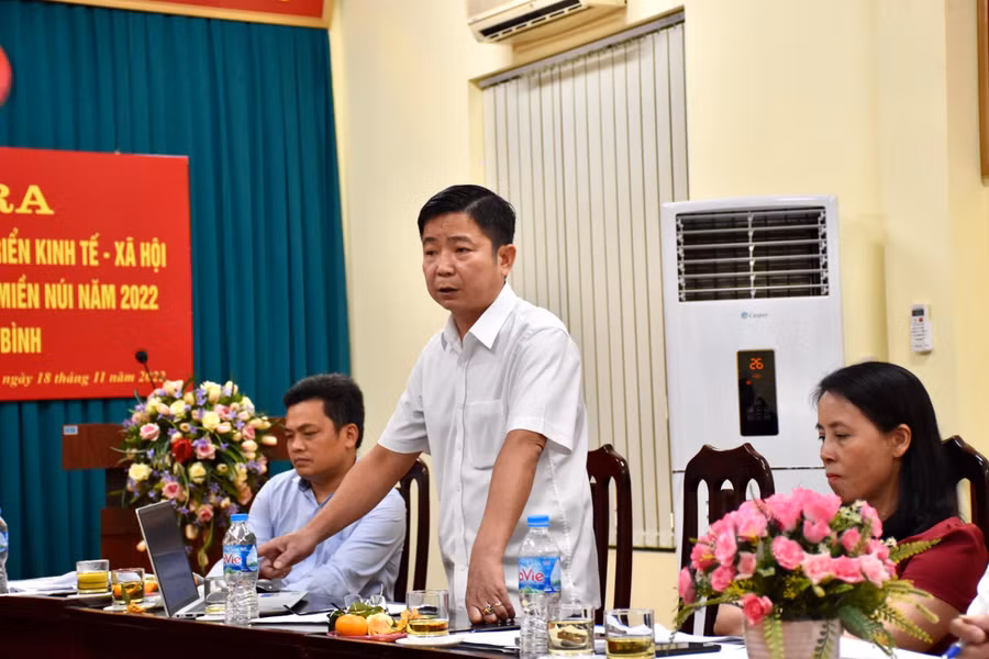 Ông Nguyễn Minh Tiến, Phó Trưởng phòng Chính sách dân tộc (Ban Dân tộc tỉnh Hoà Bình), Phó Chánh Văn phòng điều phối Chương trình mục tiêu quốc gia chia sẻ tại buổi làm việc.