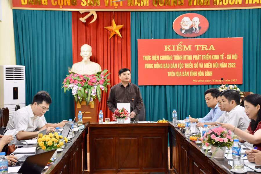 Ông Lê Như Xuyên, Phó Vụ trưởng Vụ Giáo dục Dân tộc trao đổi tại cuộc kiểm tra.