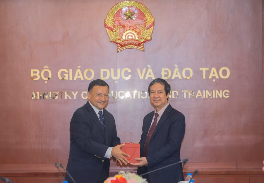 Hai bên trao quà lưu niệm nhân buổi gặp mặt, làm việc. Hai bên trao quà lưu niệm nhân buổi gặp mặt, làm việc.