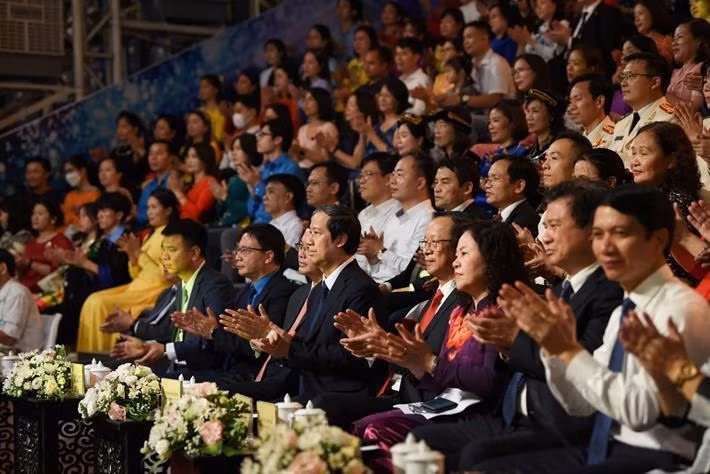 Bộ trưởng Bộ GD&ĐT Nguyễn Kim Sơn và các Thứ trưởng, các đại biểu, các thầy cô giáo tham dự chương trình "Thay lời tri ân" năm 2022.