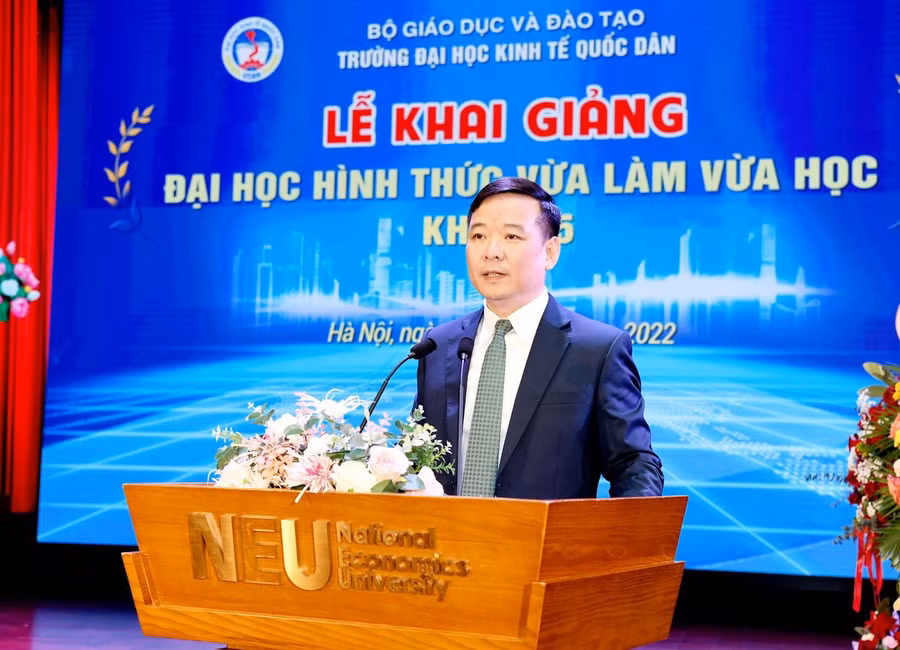 PGS.TS Bùi Huy Nhượng - Phó Hiệu trưởng nhà trường phát biểu.