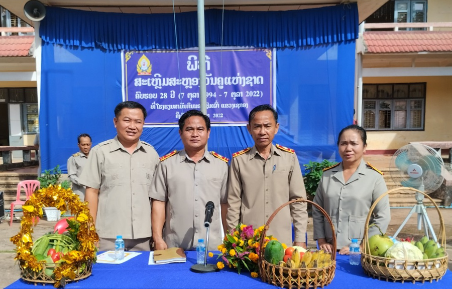 Thầy Hà Huy Yên (bên trái) dự lễ 20/11 tại Lào. Thầy Hà Huy Yên (bên trái) dự lễ 20/11 tại Lào.