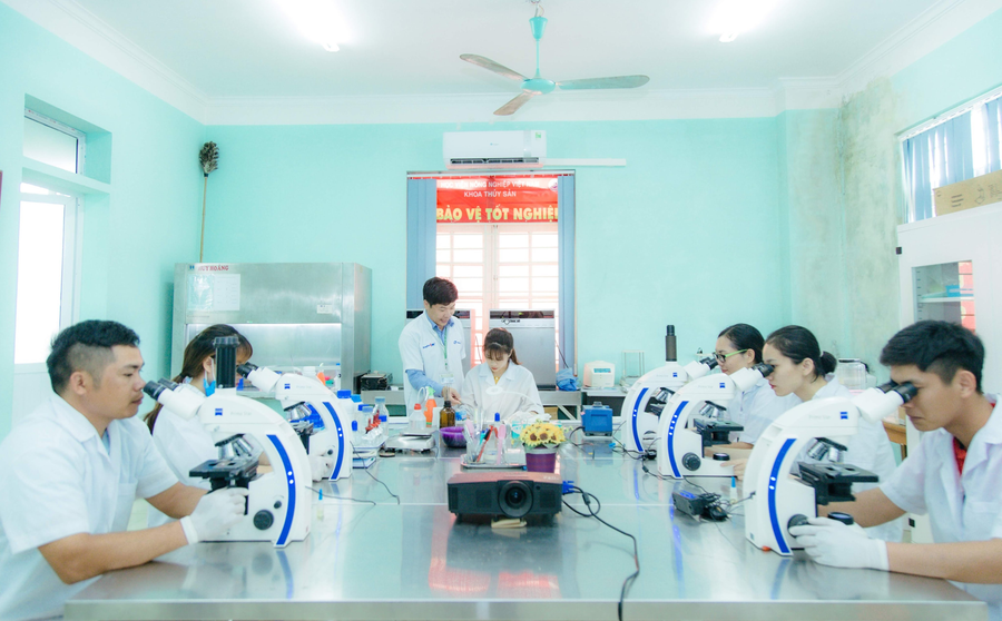 Phòng thực hành thực tập với thiết bị hiện đại được đầu tư từ Dự án SAHEP-VNUA góp phần nâng cao chất lượng đào tạo.