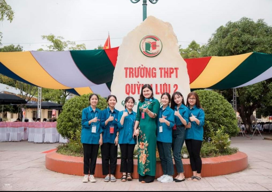 Cô Nguyễn Thị Hương và học trò. Cô Nguyễn Thị Hương và học trò.