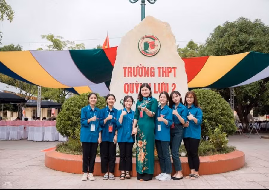 Cô Nguyễn Thị Hương và học trò.