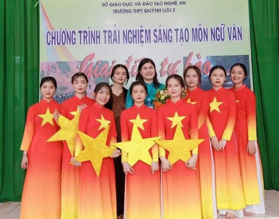 Cô Nguyễn Thị Hương và học trò trong giờ trải nghiệm môn Ngữ văn. Cô Nguyễn Thị Hương và học trò trong giờ trải nghiệm môn Ngữ văn.
