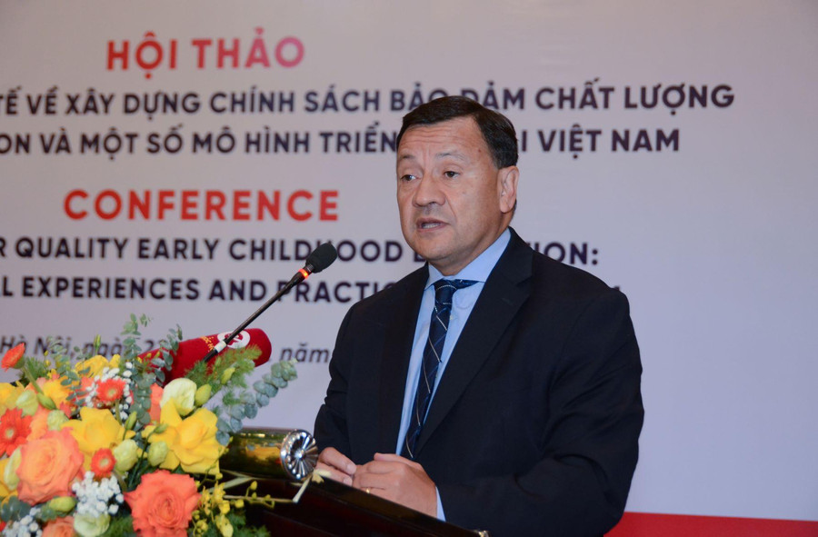 Ông Cristian Aedo, Giám đốc Ban Giáo dục vùng Đông Á - Thái Bình Dương - Ngân hàng Thế giới phát biểu tại Hội thảo.