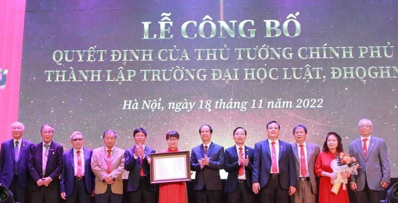 Bộ trưởng Bộ GD&ĐT Nguyễn Kim Sơn trao quyết định thành lập cho Trường ĐH Luật. Bộ trưởng Bộ GD&ĐT Nguyễn Kim Sơn trao quyết định thành lập cho Trường ĐH Luật.