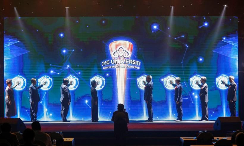 Các đại biểu bấm nút ra mắt Trường ĐH CMC. Các đại biểu bấm nút ra mắt Trường ĐH CMC.
