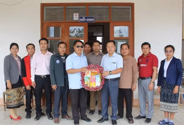 Sở Giáo dục tỉnh Huaphanh chúc mừng 20/11 nhóm giáo viên Việt Nam.