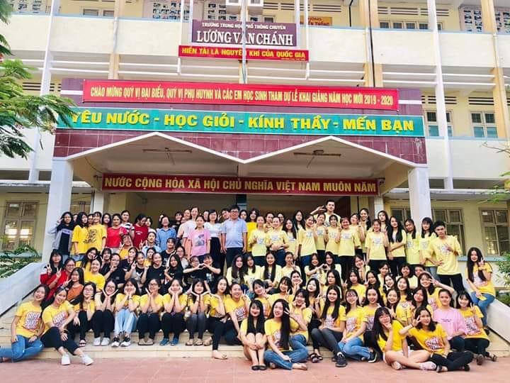 Thầy Hồ Tấn Nguyên Minh giao lưu các lớp chuyên văn của nhà trường.