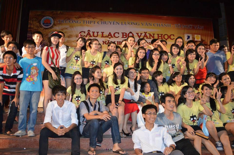 Thầy Hồ Tấn Nguyên Minh và các học trò trong câu lạc bộ Văn học.