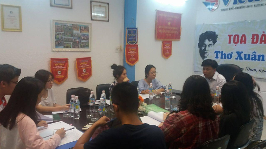 Thầy Minh giảng thơ Xuân Diệu cho học sinh Trường quốc tế Anh Ngữ TP. Hồ Chí Minh.