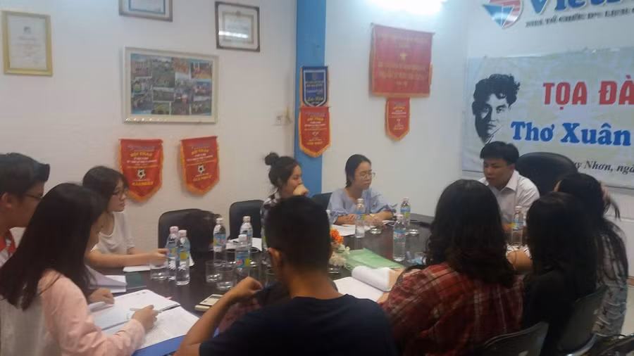 Thầy Minh giảng thơ Xuân Diệu cho học sinh Trường quốc tế Anh Ngữ TP. Hồ Chí Minh.