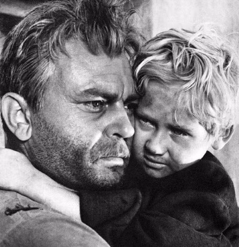 Xô-cô-lốp và bé Va- ni- a trong bộ phim cùng tên.