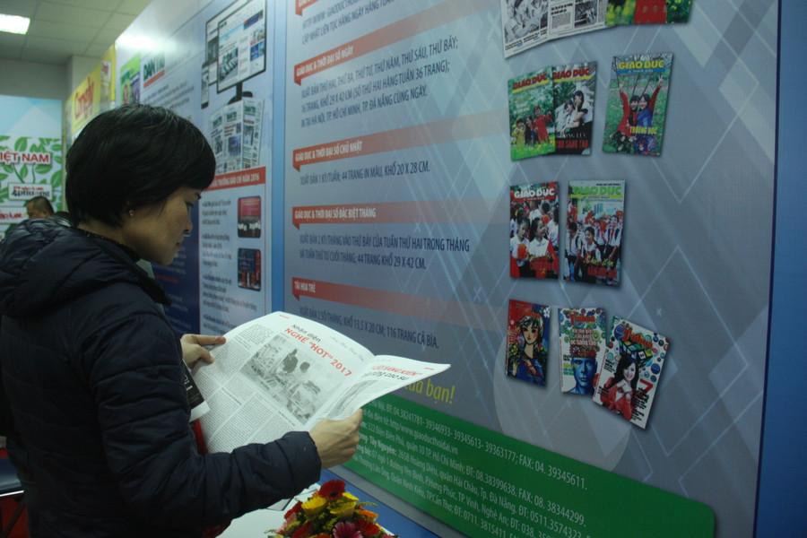 Độc giả tham quan gian trưng bày và đọc báo Giáo dục và Thời đại tại Hội Báo toàn quốc 2017