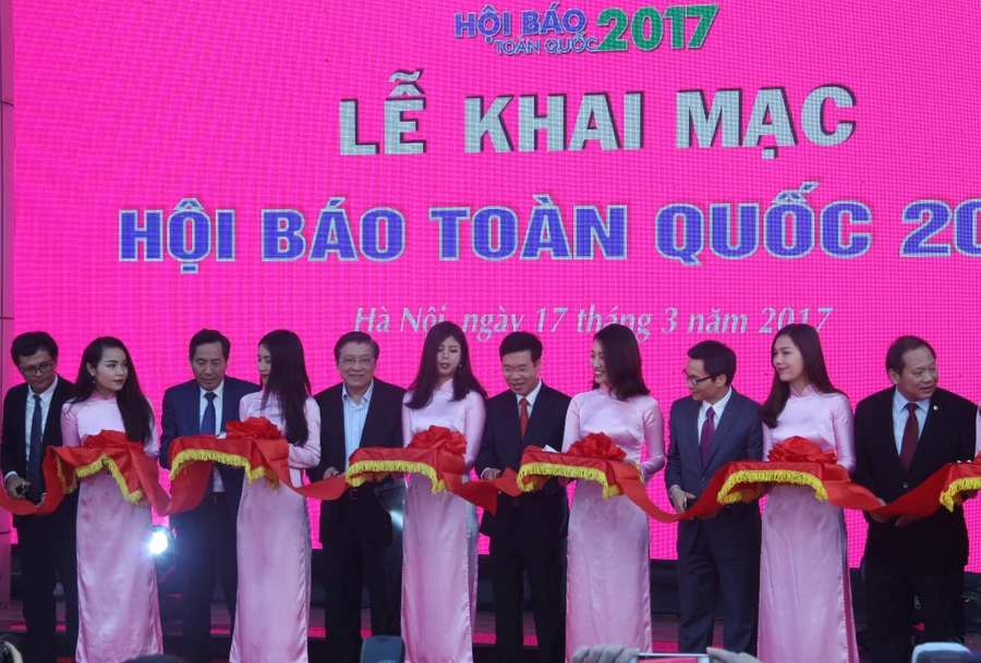 Các đại biểu cắt băng khai mạc Hội Báo toàn quốc 2017