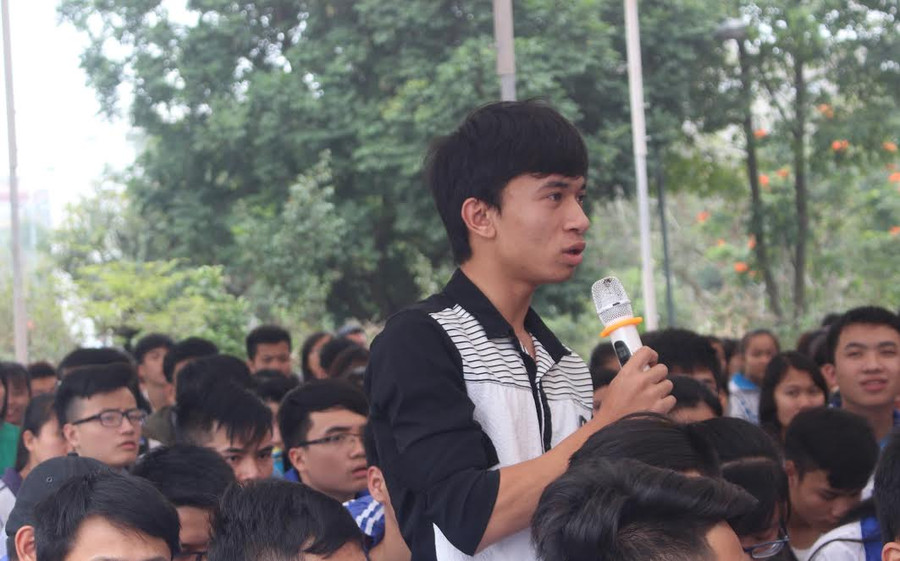 Học sinh đặt câu hỏi cho Ban tư vấn về nguyện vọng xét tuyển vào ĐH. Học sinh đặt câu hỏi cho Ban tư vấn về nguyện vọng xét tuyển vào ĐH.