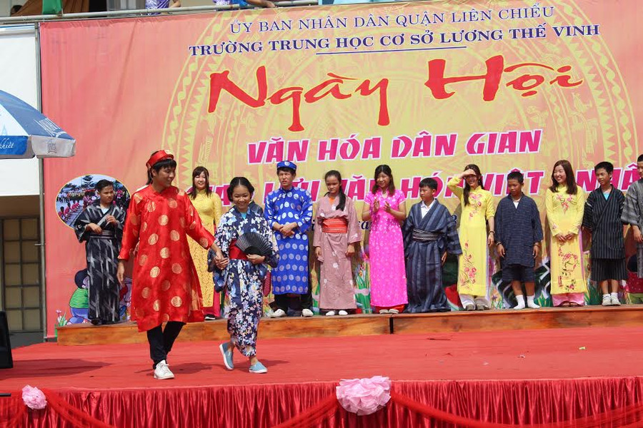 HS trường THCS Lương Thế Vinh và đoàn SV đến từ Nhật Bản thi trình diễn trang phục truyền thống Việt Nam – Nhật Bản. 