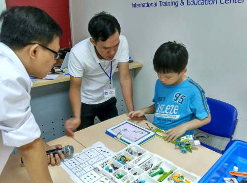 Giờ thực hành lắp rắp và lập trình Robot của học sinh tại CLB Robotics. Giờ thực hành lắp rắp và lập trình Robot của học sinh tại CLB Robotics.