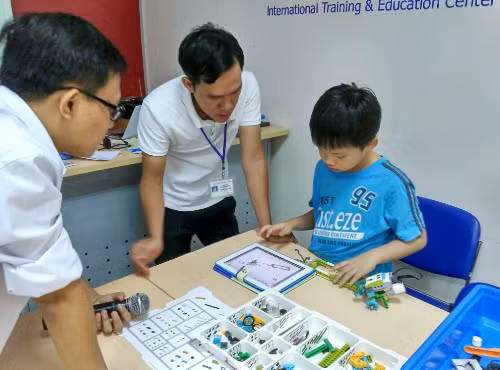 Giờ thực hành lắp rắp và lập trình Robot của học sinh tại CLB Robotics.