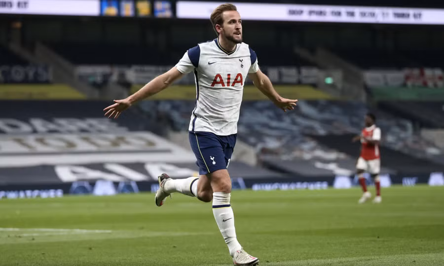 Harry Kane ăn mừng bàn thắng nhân đôi cách biệt cho Tottenham.
