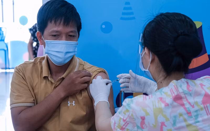 Cán bộ, giáo viên TP Cần Thơ được tiêm vắc-xin ngừa Covid-19 để chuẩn bị năm học 2021 - 2022.