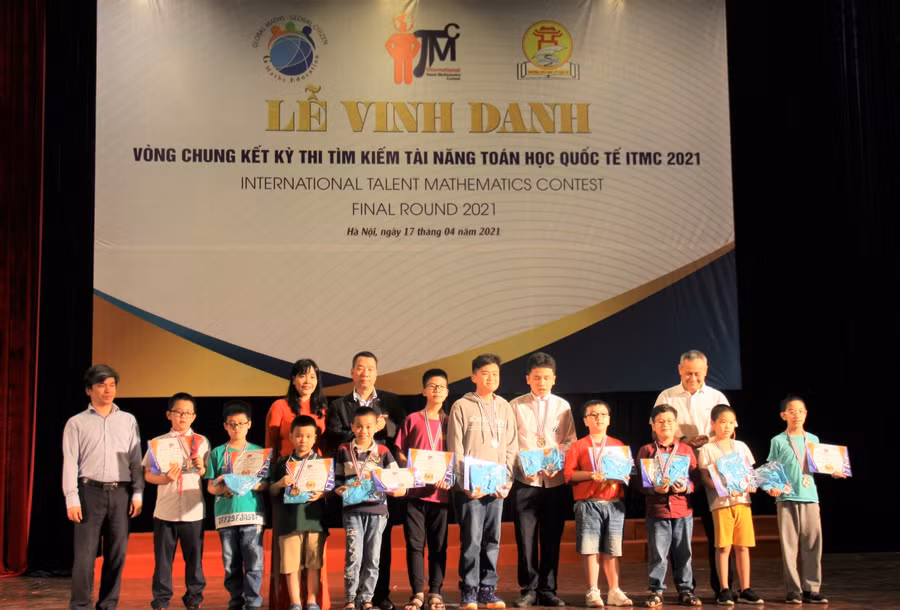 Trao chứng nhận và huy chương cho 16 học sinh đạt huy chương vàng ITMC 2021.