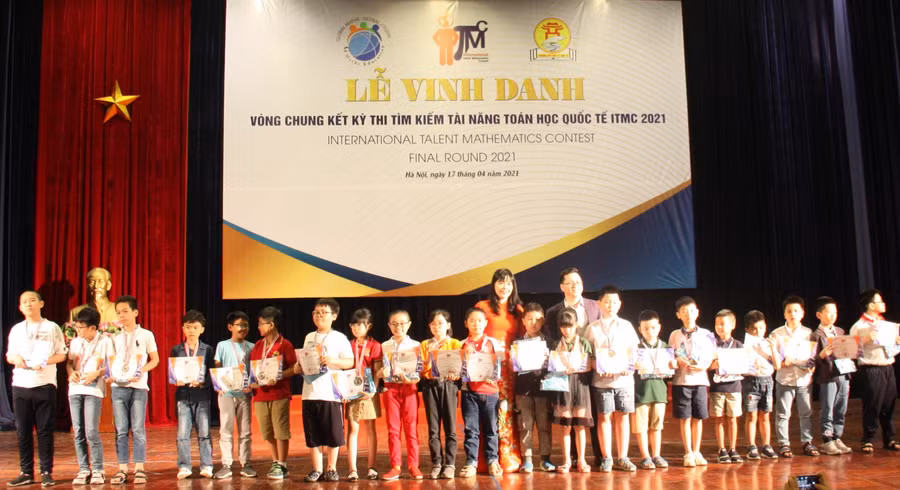 Ông Hà Mạnh Quyết, Trưởng Ban Tổ chức ITMC 2021 tại Việt Nam và bà Huỳnh Thị Hương, Hiệu trưởng Trường tiểu học Lý Thái Tổ (Hà Nội) trao chứng nhận và huy chương bạc cho học sinh đạt giải khối tiểu học.