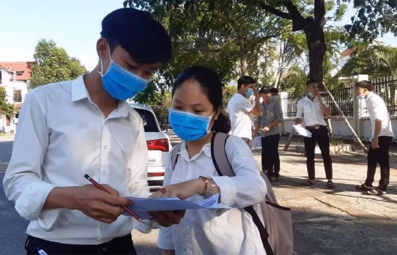 Thí sinh Đà Nẵng trao đổi bài làm sau buổi thi. 