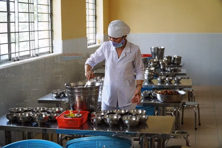 Nhân viên nấu ăn chuẩn bị bữa ăn trưa cho HS Trường TH Võ Trường Toản, quận Ninh Kiều (TP Cần Thơ).