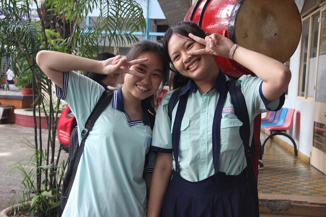 Niềm vui của đôi bạn Nguyên Ngọc và Lê Nhi sau khi kết thúc môn Toán