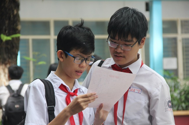 Bàn luận say sưa với bạn sau khi hoàn thành kỳ thi vào lớp 10