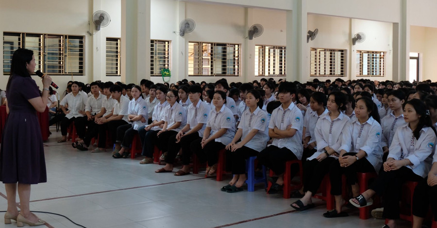 Cô Nguyễn Thị Kiều Hoa - Hiệu trưởng Trường THPT DTNT tỉnh Nghệ An (TP Vinh, Nghệ An) trao đổi cùng học trò. Ảnh Ngô Chuyên. Cô Nguyễn Thị Kiều Hoa - Hiệu trưởng Trường THPT DTNT tỉnh Nghệ An (TP Vinh, Nghệ An) trao đổi cùng học trò. Ảnh Ngô Chuyên.