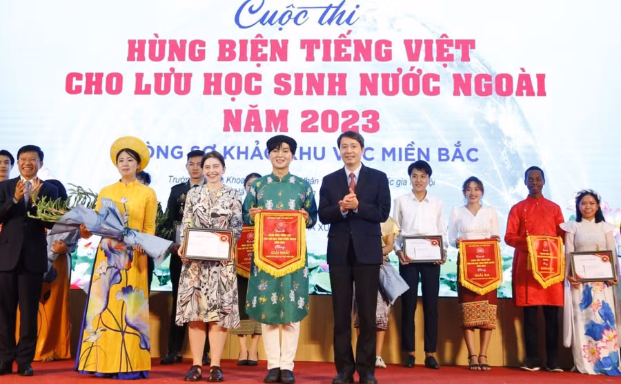 Trao giải Cuộc thi hùng biện tiếng Việt cho lưu học sinh nước ngoài tại Trường ĐH KHXH&NV – ĐHQGHN. Ảnh: TG