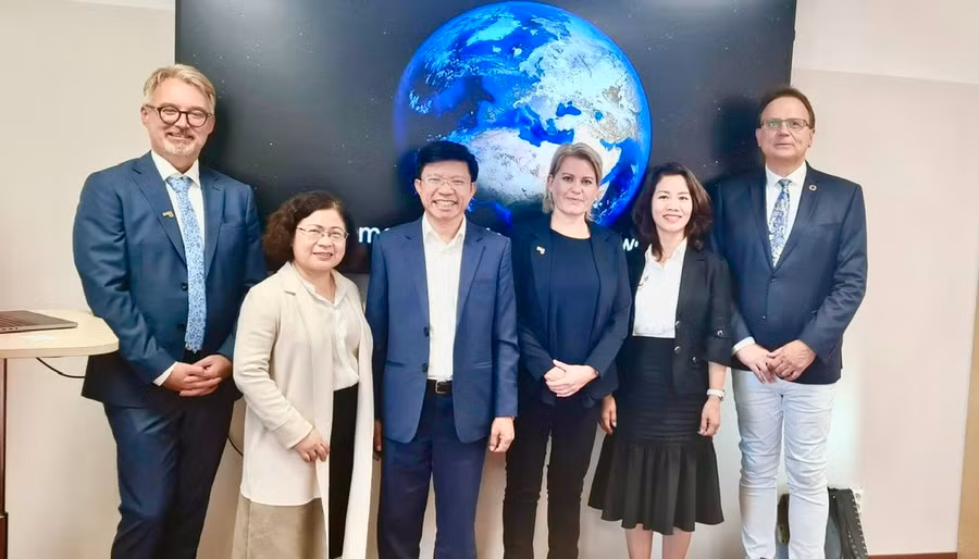 GS Hoàng Anh Tuấn (thứ 3 từ trái sang) trong chuyến làm việc tại Bắc Âu.