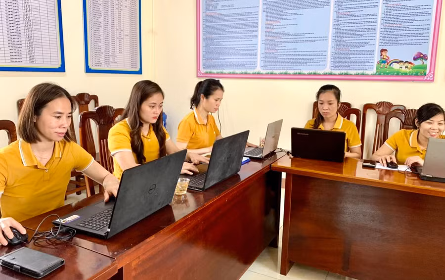 Tập huấn sử dụng các phần mềm quản lý dạy và học tại Trường Mầm non Núi Voi (Thái Nguyên). Ảnh: ITN