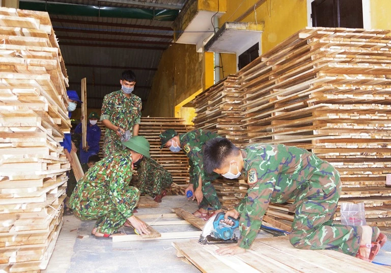 Cán bộ, chiến sĩ Kho Vũ khí, Phòng Kỹ thuật, Bộ CHQS tỉnh đang thực hiện đóng phản để phục vụ công dân cách ly.