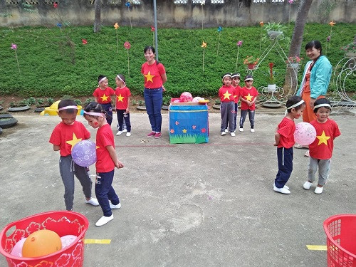 Trẻ mầm non hào hứng với trò chơi cùng đem bóng cho vào rổ Trẻ mầm non hào hứng với trò chơi cùng đem bóng cho vào rổ