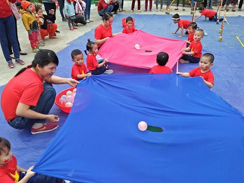 Trẻ làm việc theo nhóm, rèn luyện sự khéo léo Trẻ làm việc theo nhóm, rèn luyện sự khéo léo