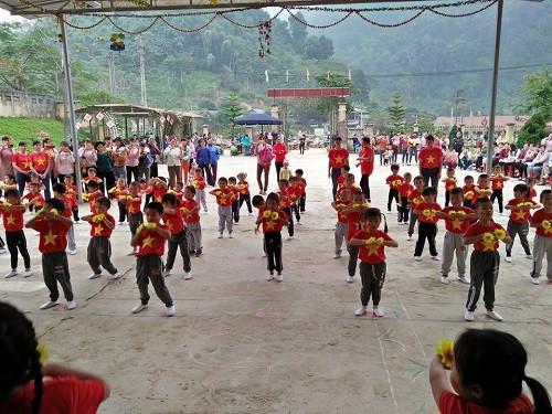 Đồng diễn thể dục trong tiếng cười vui Đồng diễn thể dục trong tiếng cười vui