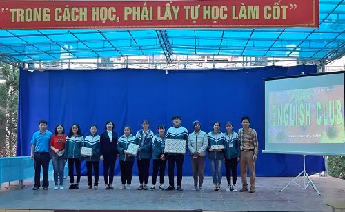 Các đội đoạt giải thi kiến thức nhận phần thưởng