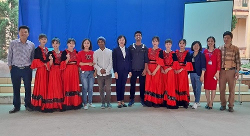 Đội văn nghệ, các giáo viên chụp ảnh lưu niệm cùng 2 giáo viên nước ngoài Đội văn nghệ, các giáo viên chụp ảnh lưu niệm cùng 2 giáo viên nước ngoài