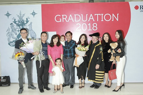 Niềm vui và tự hào của tân khoa cùng gia đình trong ngày trọng đại Niềm vui và tự hào của tân khoa cùng gia đình trong ngày trọng đại