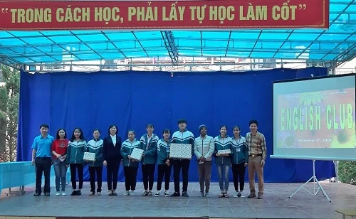 Các đội đoạt giải thi kiến thức nhận phần thưởng